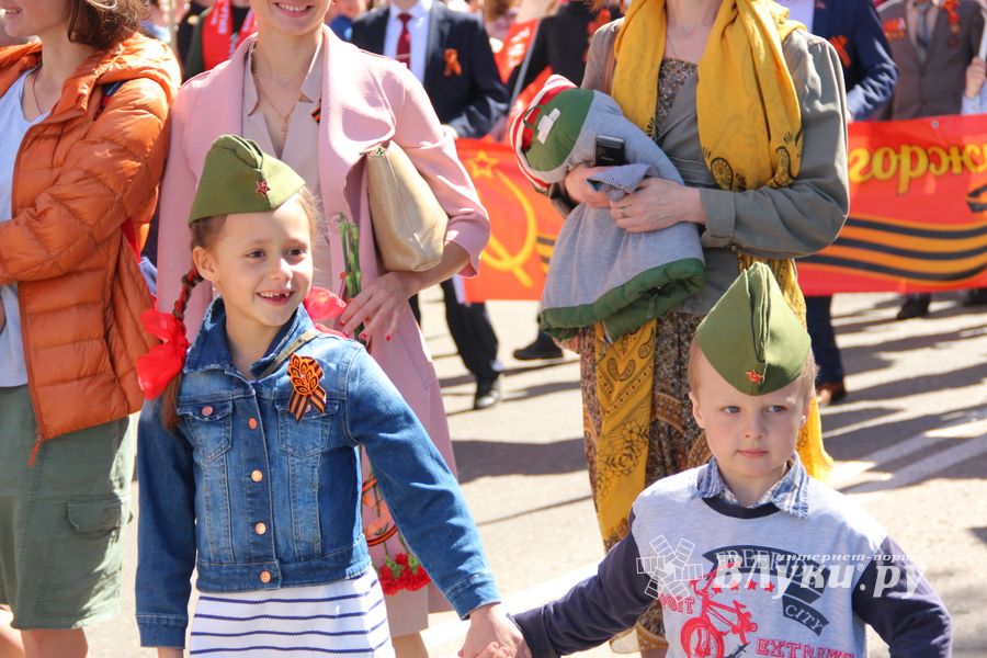 По центральному проспекту Великих Лук прошёл  «Бессмертный полк» (0+) (ФОТО)