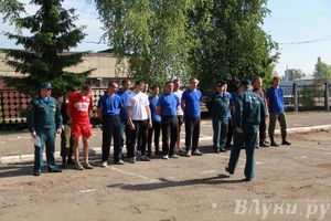 В Великих Луках прошли соревнования среди пожарных