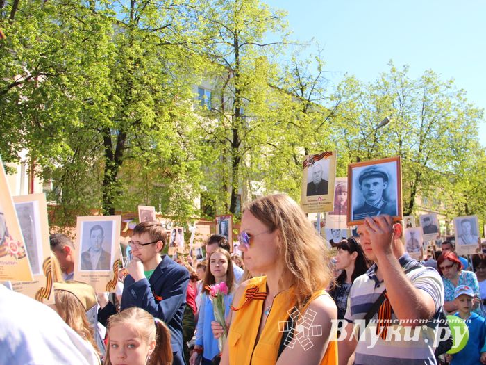 По центральному проспекту Великих Лук прошёл  «Бессмертный полк» (0+) (ФОТО)