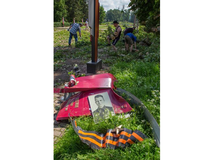 Небезразличные великолучане помогают убрать город после урагана (ФОТО)