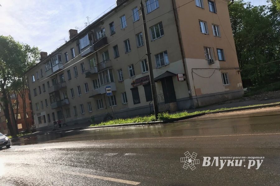 Проспект Гагарина в Великих Луках заливает (ФОТО)