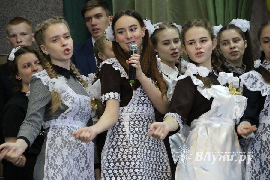 В Великих Луках прошли «Последние звонки» (ФОТО)