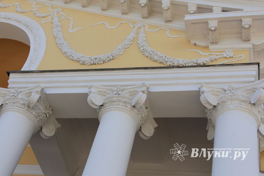 Обновлённый интерьер Великолукского драмтеатра - всё что удалось увидеть (ФОТО)