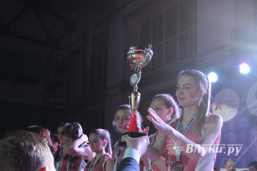 В Великих Луках прошли финальные игры Чемпионата ШБЛ «КЭС-БАСКЕТ» (фото)