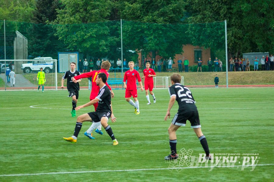 Матчи по футболу в рамках Первенства России проходят в Великих Луках (фото)