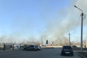 Пал травы угрожает строениям в Северном микрорайоне (ФОТО; ВИДЕО)