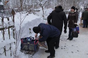 Великолучане запасаются святой водой (фото)