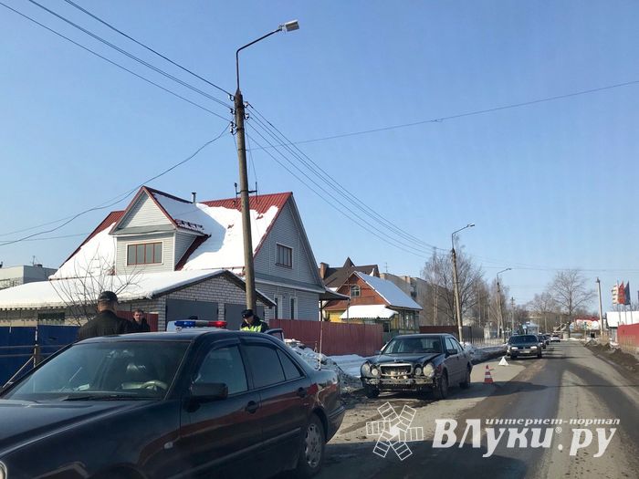 Два Мерседеса столкнулись в Великих Луках (ФОТО)