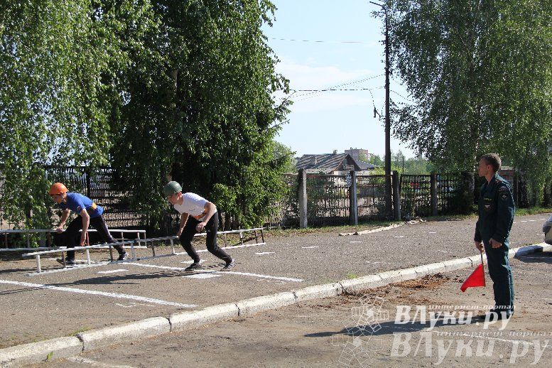 В Великих Луках прошли соревнования среди пожарных