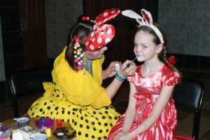 В Псковской области полицейские, артисты и общественники организовали детский праздник (фото)