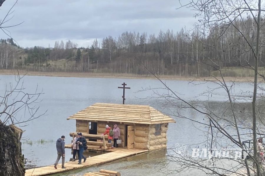 Часовню-купель в память о погибших великолукских паломниках освятили в Изборске