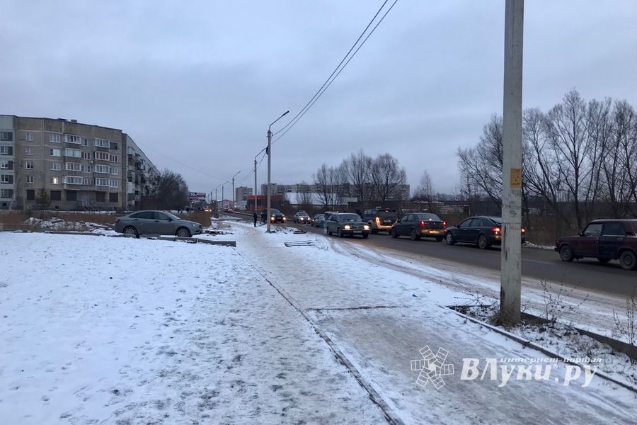 В Великих Луках из-за ДТП образовалась «пробка» (ФОТО)