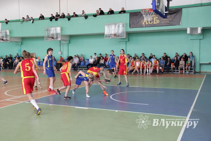 В Великих Луках прошел чемпионат по баскетболу