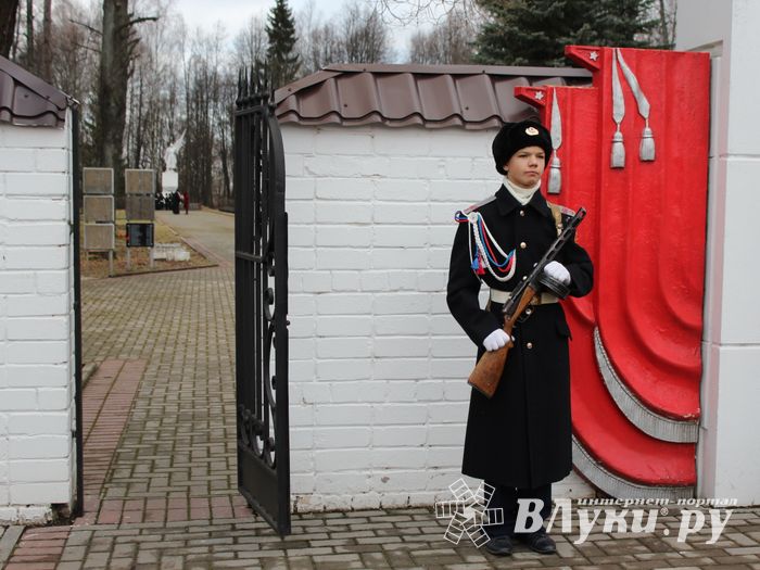 Родственники погибших солдат приняли участие в возложении цветов в Великих Луках