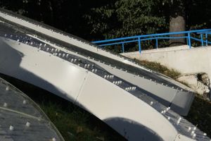 В Великих Луках опять разбили памятный знак (ФОТО)