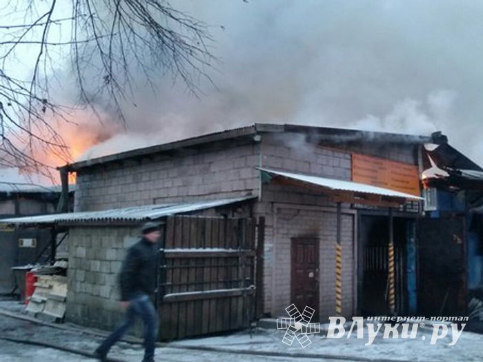 В Великих Луках сгорел автосервис (фото)