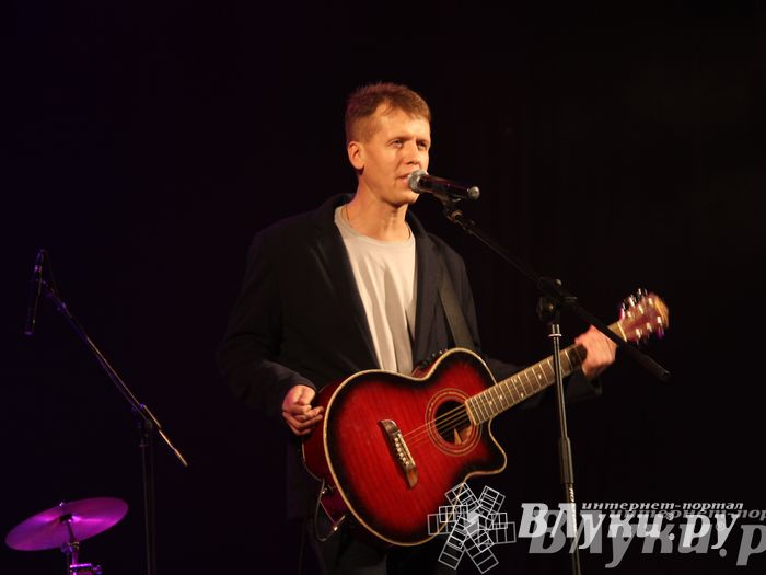 В Великих Луках прошел фестиваль живой музыки «Ставим на аватарках небо» (фото)