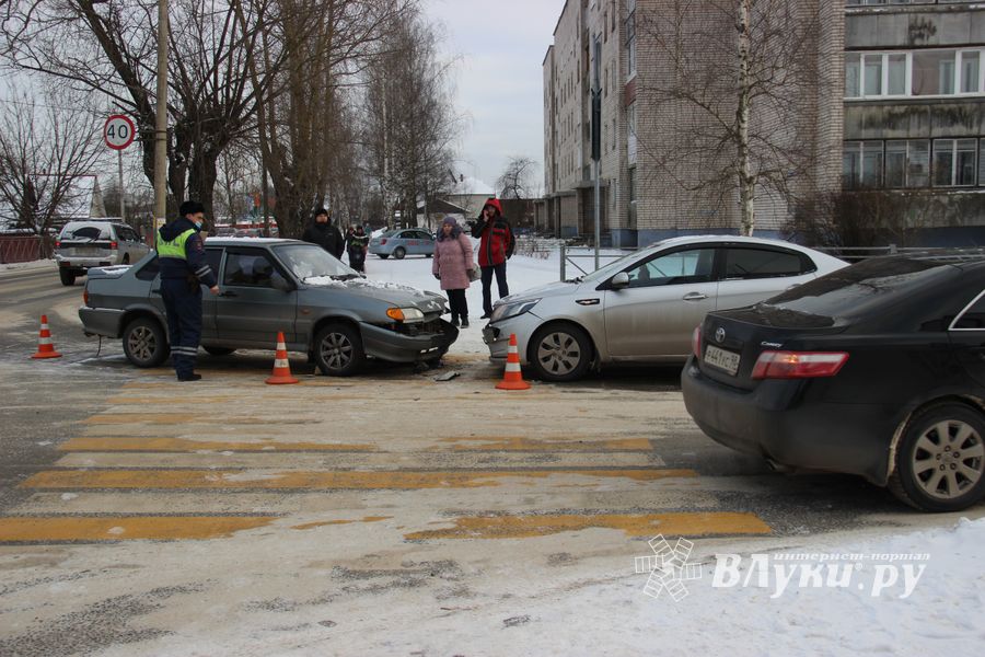 Лобовое ДТП на улице Печорской в Великих Луках (ФОТО)