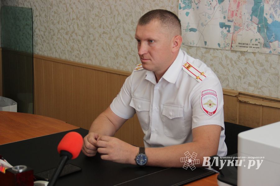 Сотрудников великолукского отдела ГИБДД поздравили с праздником (ФОТО)