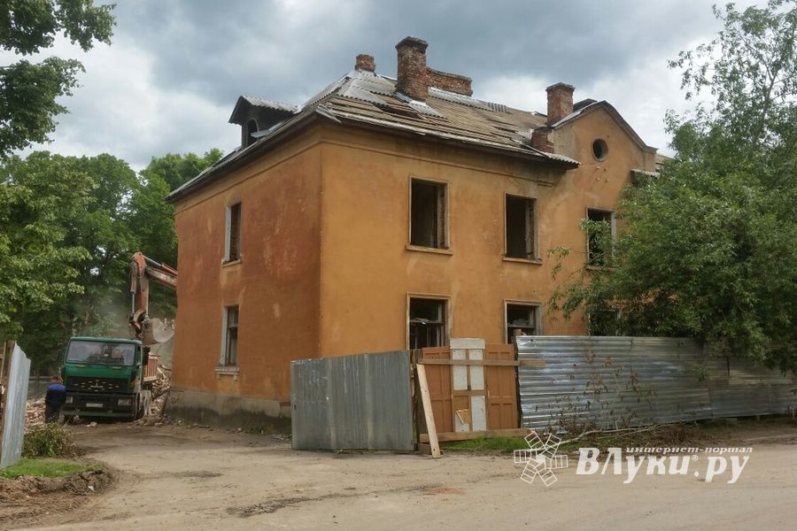 На ул. Ставского сносят очередной ветхий дом (ФОТО)