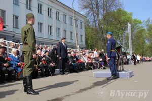 Парад Победы в Великих Луках (фото)