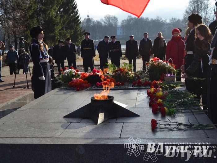 День защитника отечества в Великих Луках отметили памятным митингом и салютом