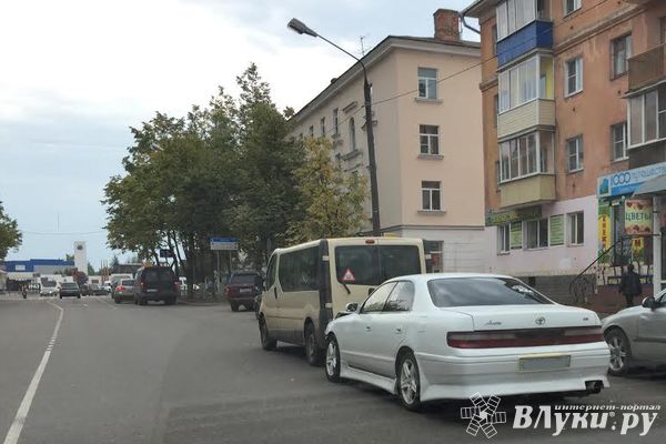 В Великих Луках на проспекте Ленина произошло ДТП (фото)