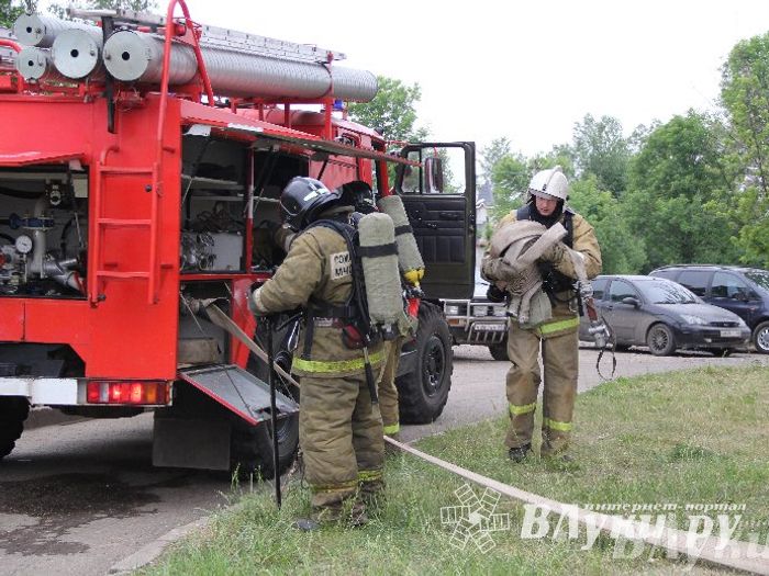 В Великих Луках прошли областные соревнования среди пожарных по спасению пострадавших