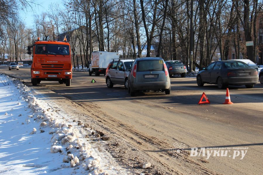 Лобовое столкновение на пр-те Гагарина в Великих Луках (ФОТО)