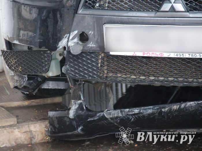 В Великих Луках автомобиль протаранил ограждение и «припарковался» на остановке (ФОТО)