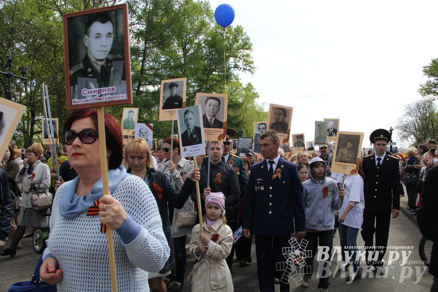 Парад Победы в Великих Луках (фото)