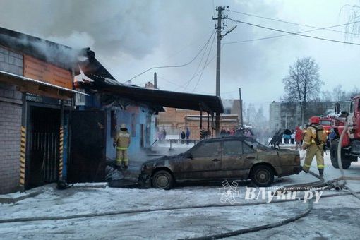 В Великих Луках сгорел автосервис (фото)