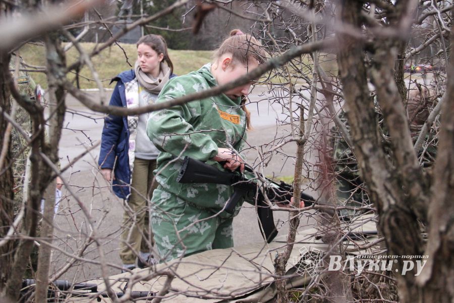 В Великих Луках проходит открытая военно-патриотическая игра «Юнармия-Великие Луки-2020» (ФОТО)