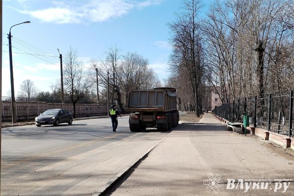 С 18 марта вводится ограничение движения большегрузов по региональным дорогам Псковской области