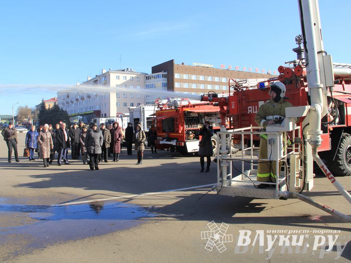 В центре Великих Лук спасатели продемонстрировали свою технику (ФОТО)