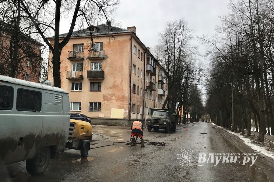На ул. Пушкина в Великих Луках идет ямочный ремонт (ФОТО)