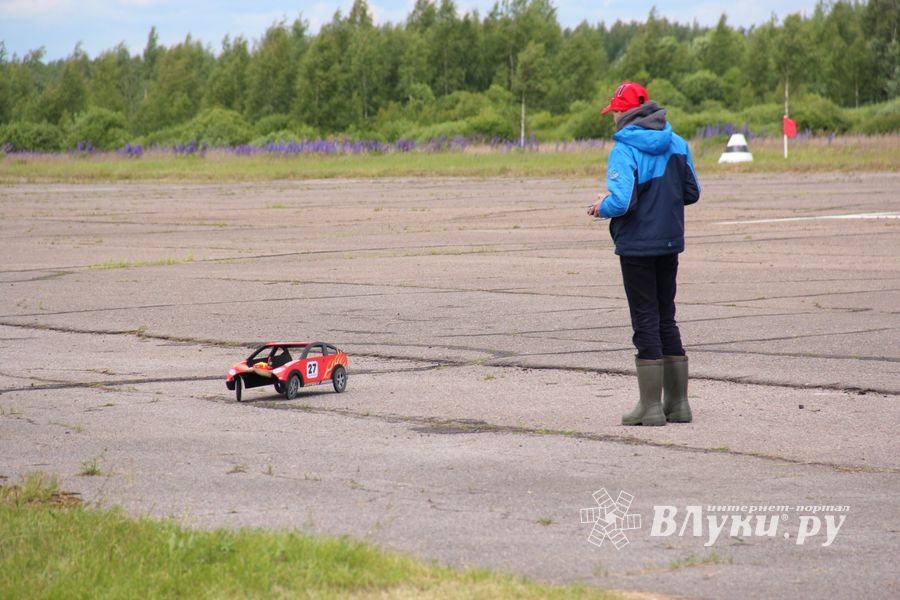 В Великих Луках проходит 7-й Фестиваль авиамодельного спорта (ФОТО)