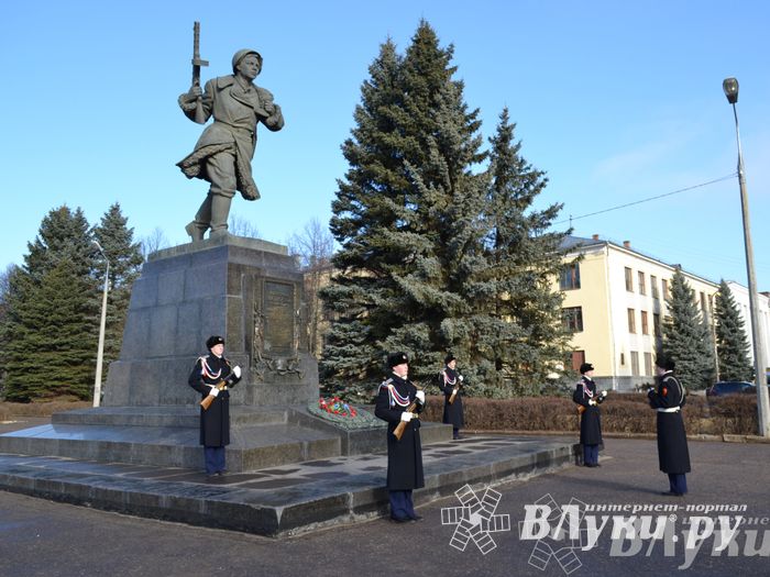 День защитника отечества в Великих Луках отметили памятным митингом и салютом