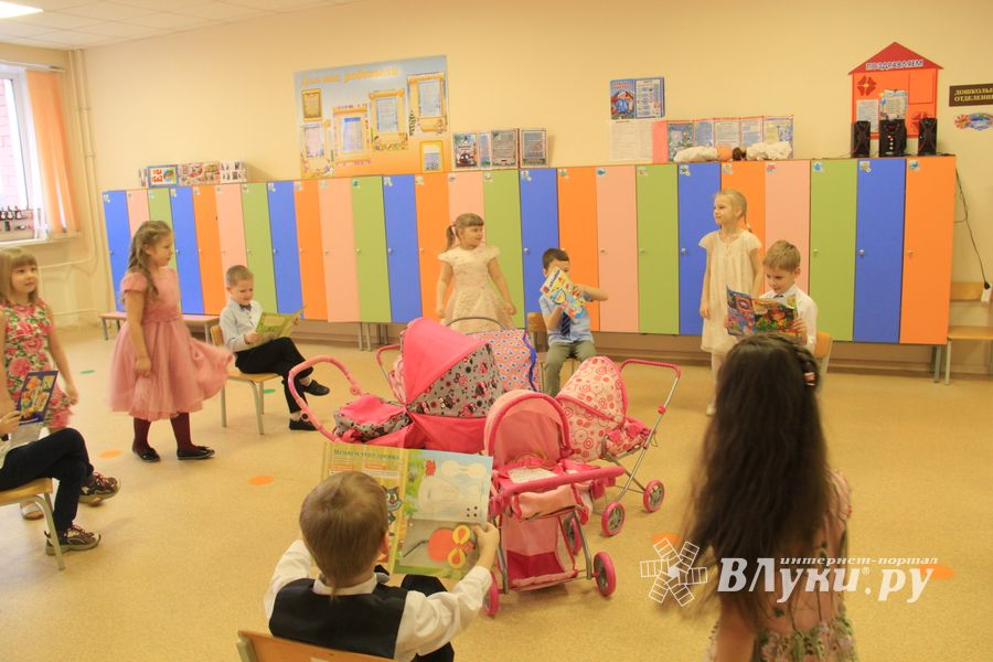 Великолукские школьники поздравили мам и учительниц (ФОТО)