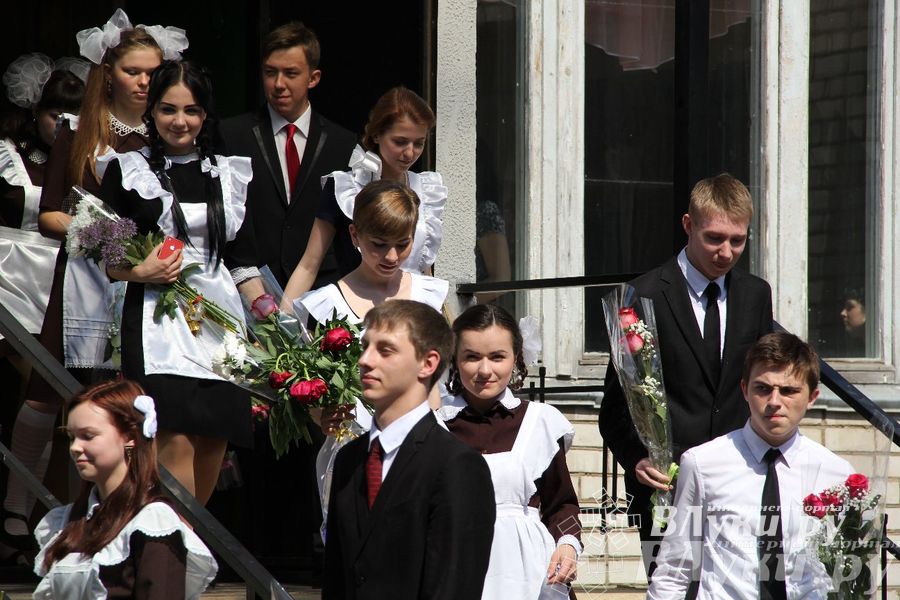 В Великих Луках прозвенели «Последние звонки»