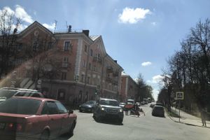 На Октябрьском обновляют «зебры», движение временно затруднено (ФОТО)