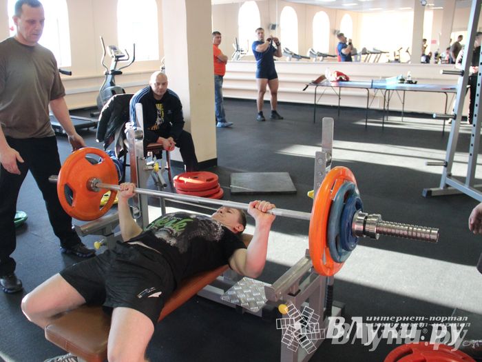Соревнования по пауэрлифтингу прошли в Великих Луках (фото)