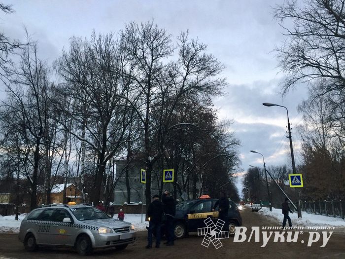В Великих Луках столкнулись два такси (ФОТО)