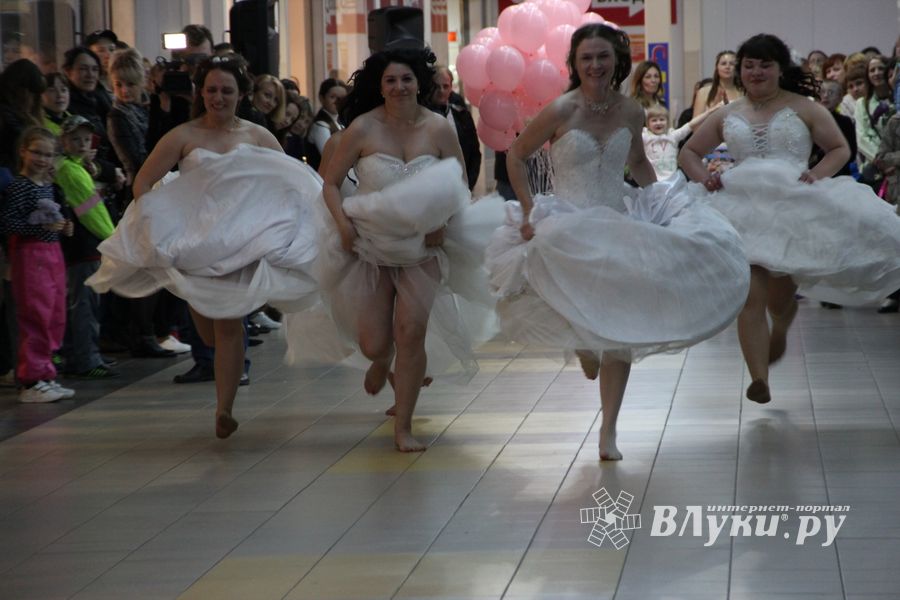 В Великих Луках бегали невесты (ФОТО)