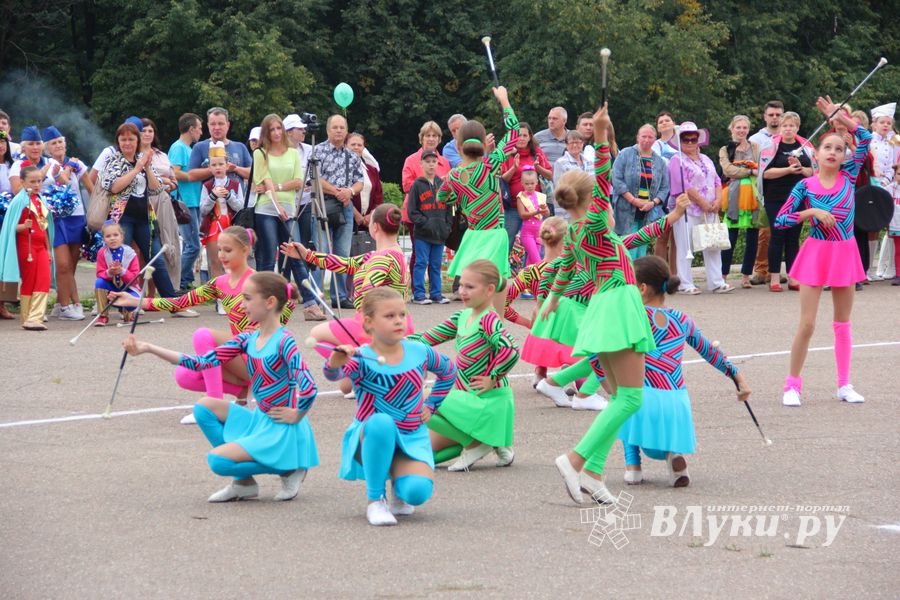 В Великих Луках проходит ​Международный фестиваль-конкурс среди мажореток и барабанщиц (ФОТО)