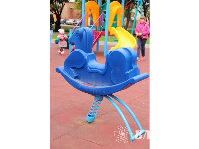 Благоустроенный сквер по улице Жукова начал радовать детей (фото)