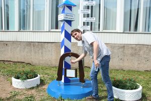 «Верстовой столб»  установлен у здания Главпочтамта на улице Зверева