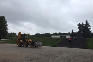 В Великих Луках продолжают благоустраивать городской парк (фоторепортаж)