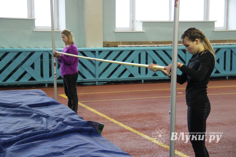 В Великих Луках выявляют лучших легкоатлетов (ФОТО)