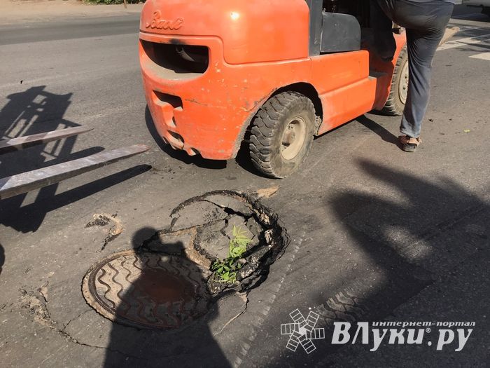 На проспекте Октябрьском провалился асфальт (ФОТО)